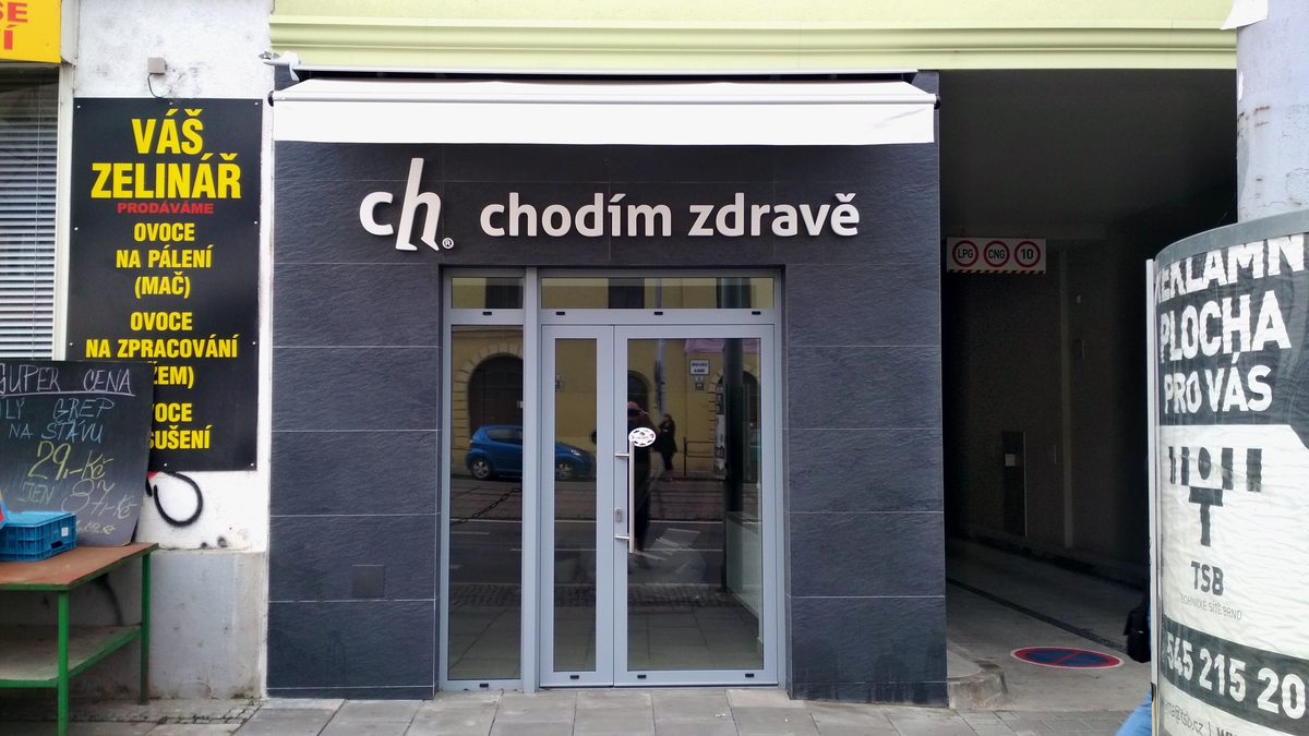 Brněnka, Výlohy a značení provozoven