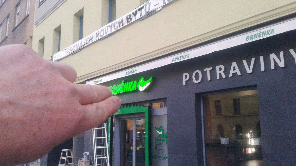 Brněnka, Výlohy a značení provozoven