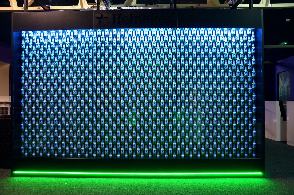 Heineken, Světelná stěna z lahví a vybavení provozoven