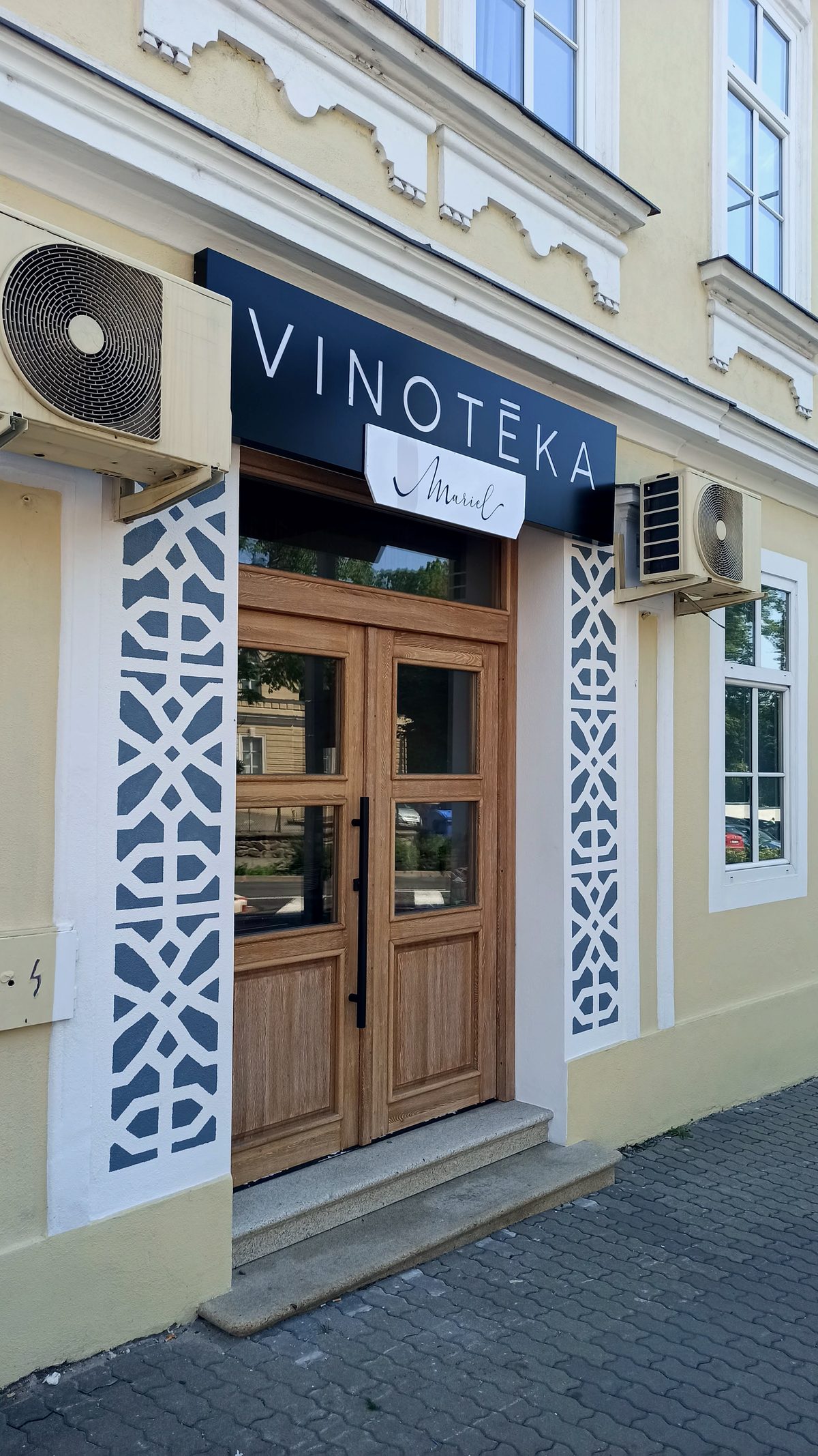 Hotel Mariel, Interiér, fasáda a podsvícená plastika