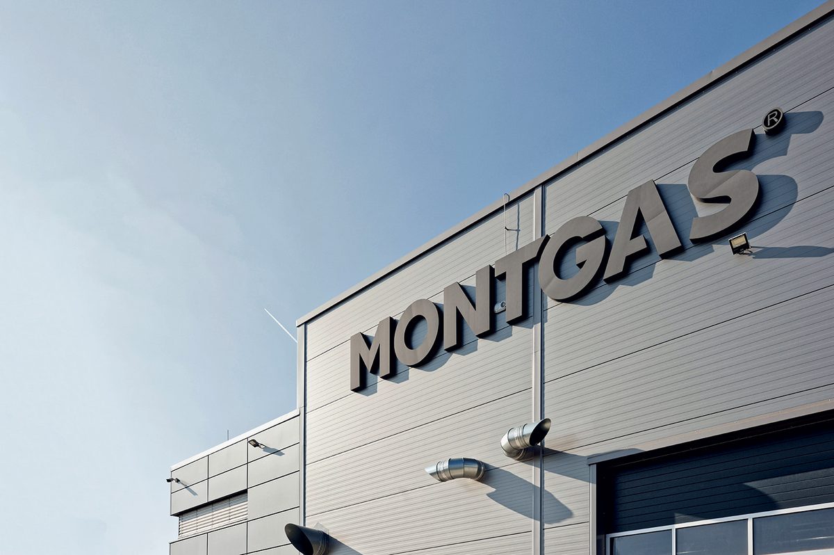 Montgas, Prostorové písmo na hale a vrátnici