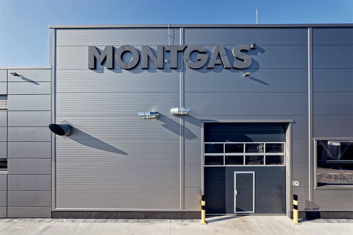 Montgas, Prostorové písmo na hale a vrátnici